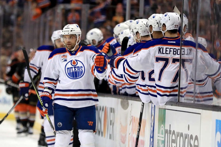 Sekera bodoval, Tatar debutoval za Vegas